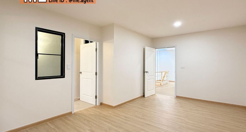 For sale 2 ベッドルーム townhouse in Phra Khanong, Bangkok