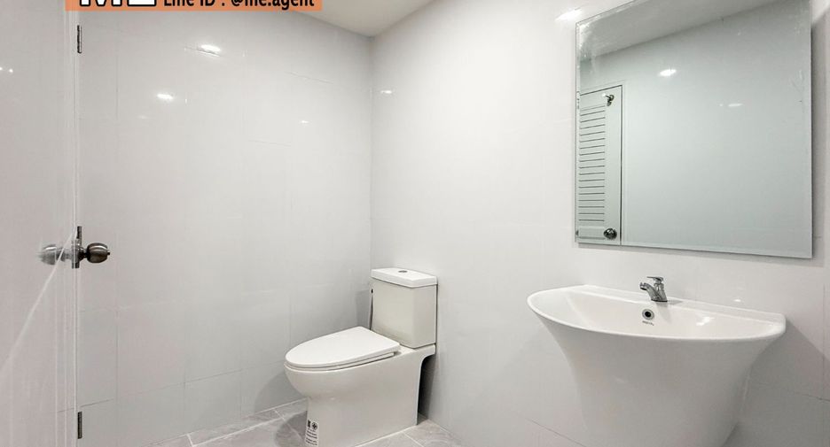 For sale 2 ベッドルーム townhouse in Phra Khanong, Bangkok