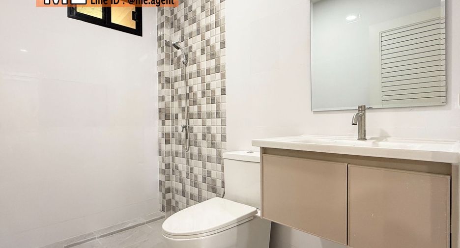 For sale 2 ベッドルーム townhouse in Phra Khanong, Bangkok