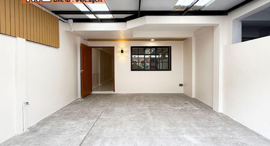 For sale 2 ベッドルーム townhouse in Phra Khanong, Bangkok