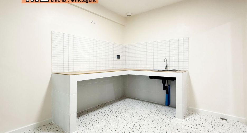 For sale 2 ベッドルーム townhouse in Phra Khanong, Bangkok