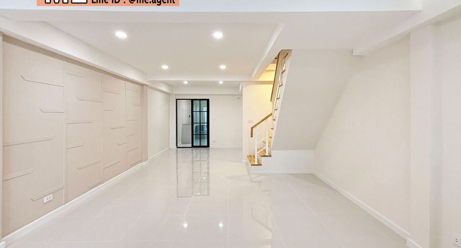 For sale 2 ベッドルーム townhouse in Phra Khanong, Bangkok