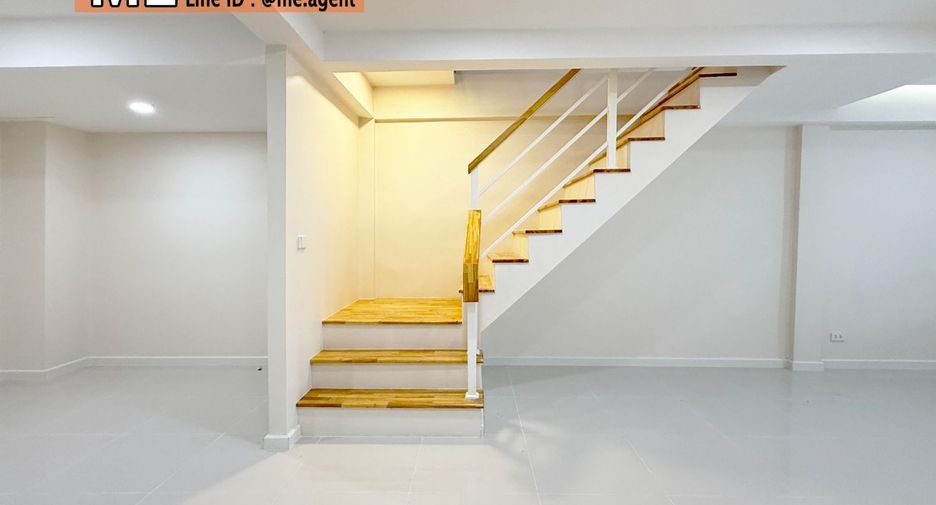 For sale 2 ベッドルーム townhouse in Phra Khanong, Bangkok
