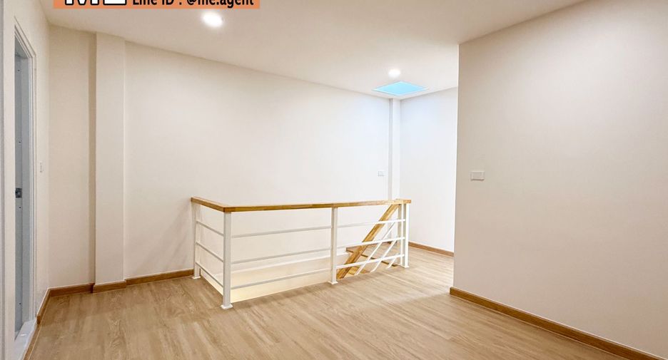 For sale 2 ベッドルーム townhouse in Phra Khanong, Bangkok