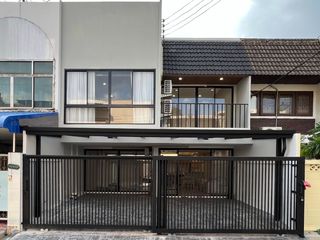 出租 和 出售 4 卧室 联排别墅 在 Watthana, 曼谷