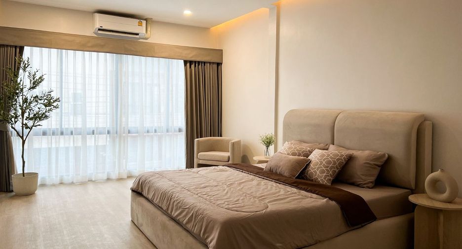 For rent and for sale 4 bedrooms townhouse in Watthana, Bangkok
