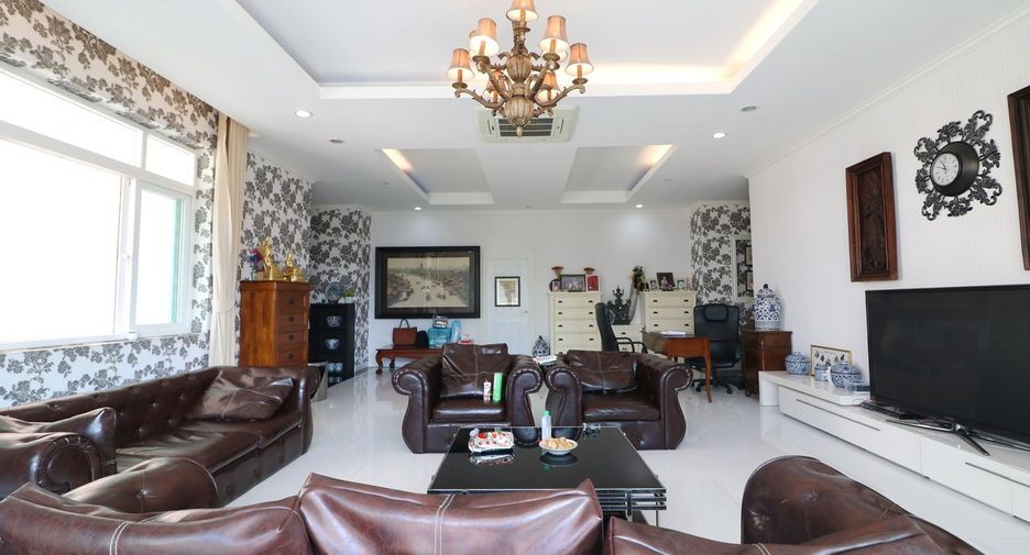 For sale 5 bed house in Mueang Udon Thani, Udon Thani