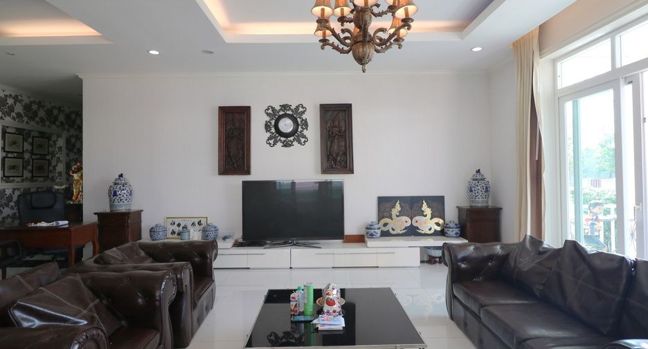 For sale 5 bed house in Mueang Udon Thani, Udon Thani