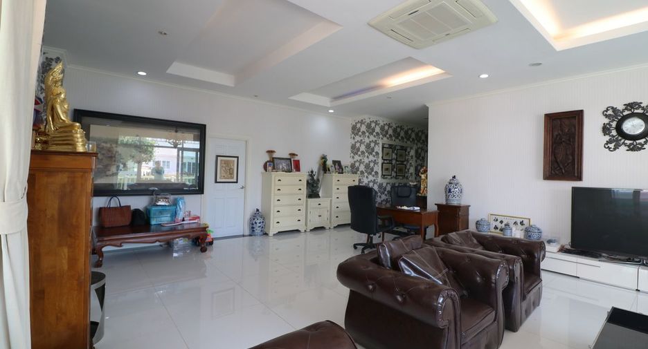 For sale 5 bed house in Mueang Udon Thani, Udon Thani