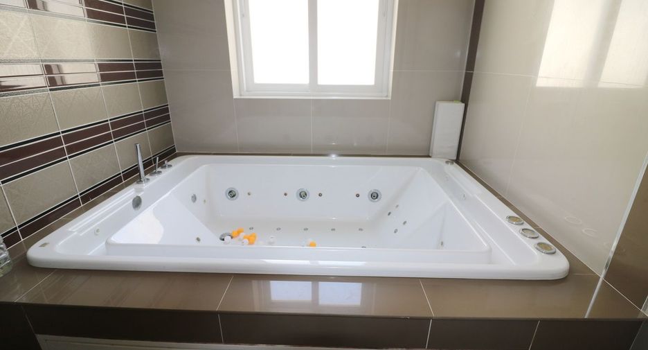 For sale 5 bed house in Mueang Udon Thani, Udon Thani