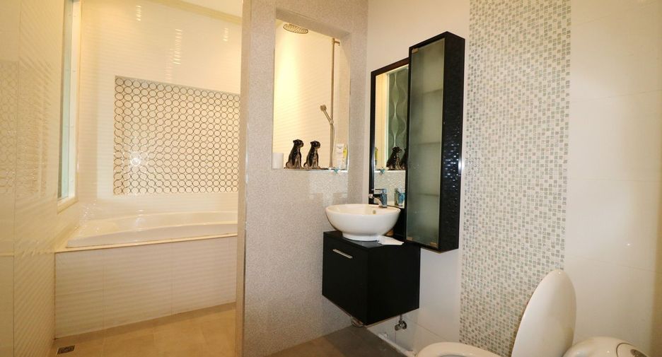 For sale 5 bed house in Mueang Udon Thani, Udon Thani