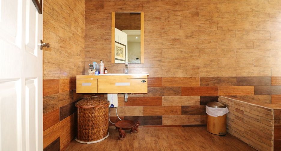 For sale 5 bed house in Mueang Udon Thani, Udon Thani