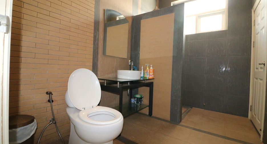 For sale 5 bed house in Mueang Udon Thani, Udon Thani