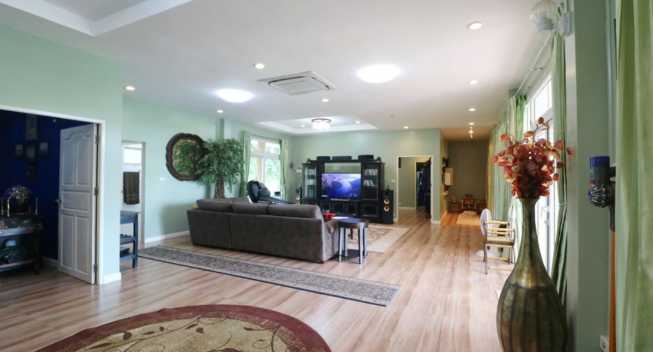For sale 4 bedrooms house in Wanon Niwat, Sakon Nakhon