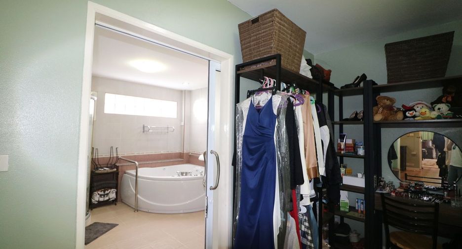 For sale 4 bedrooms house in Wanon Niwat, Sakon Nakhon
