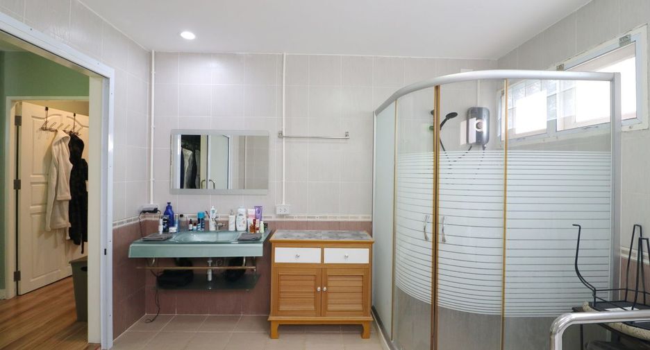 For sale 4 bedrooms house in Wanon Niwat, Sakon Nakhon