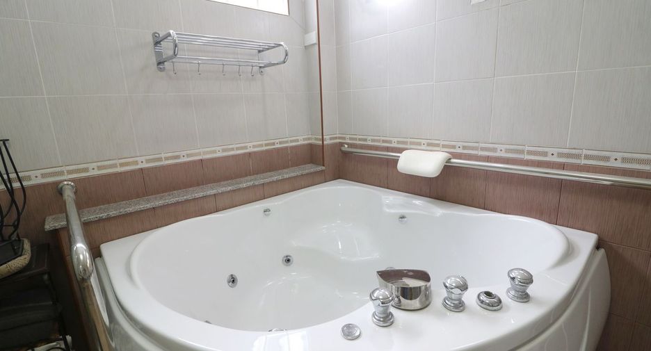 For sale 4 bedrooms house in Wanon Niwat, Sakon Nakhon