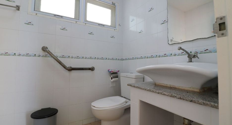 For sale 4 bedrooms house in Wanon Niwat, Sakon Nakhon