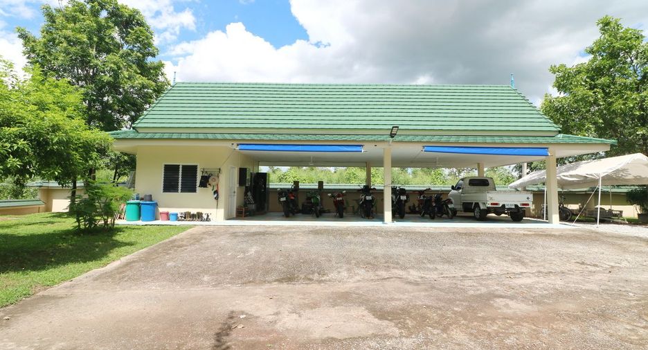 For sale 4 bedrooms house in Wanon Niwat, Sakon Nakhon