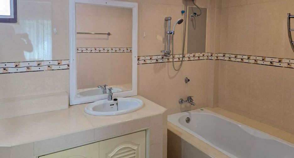 For rent 3 bedrooms villa in San Kamphaeng, Chiang Mai