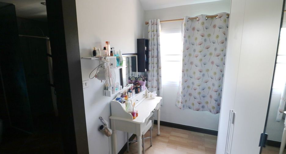 For sale 4 bed house in Phen, Udon Thani