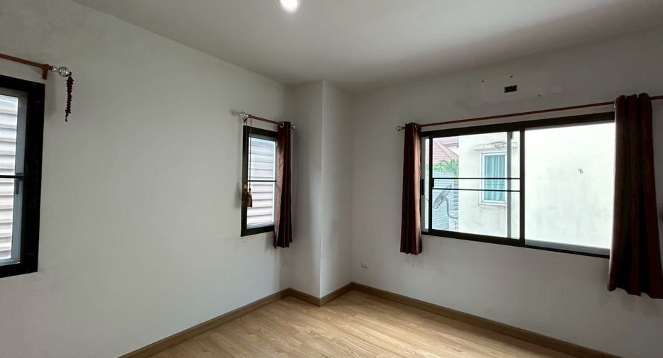 Local comercial en alquiler y en venta de 4 habitaciones en Mueang Chon Buri, Chonburi