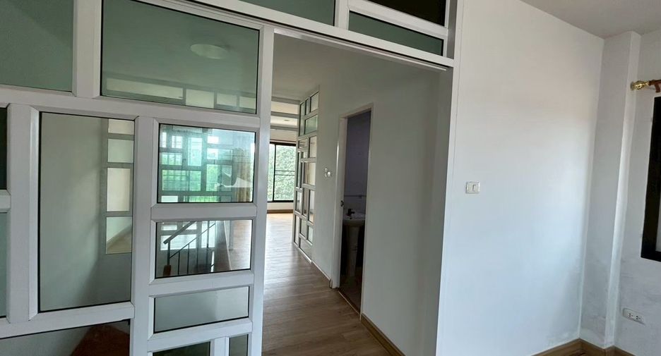 Local comercial en alquiler y en venta de 4 habitaciones en Mueang Chon Buri, Chonburi