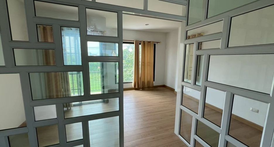 Local comercial en alquiler y en venta de 4 habitaciones en Mueang Chon Buri, Chonburi