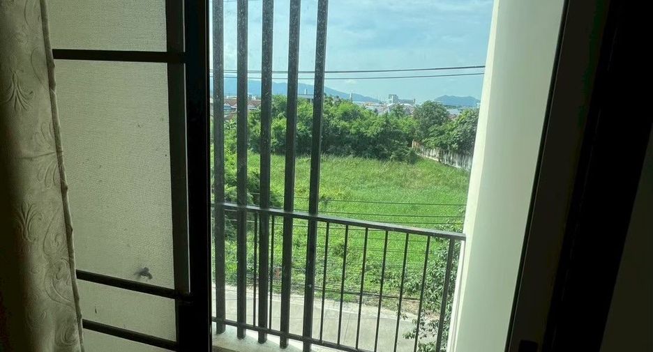 Local comercial en alquiler y en venta de 4 habitaciones en Mueang Chon Buri, Chonburi
