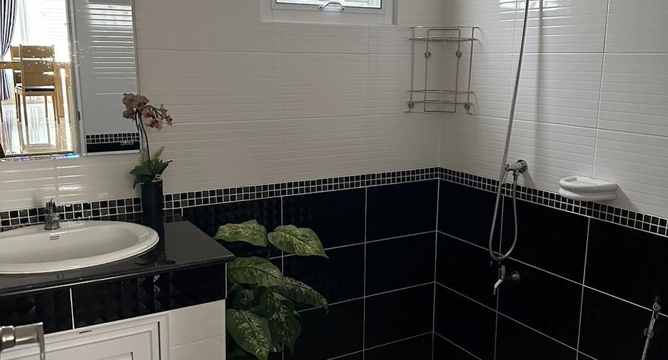 For sale 4 bedrooms house in San Kamphaeng, Chiang Mai