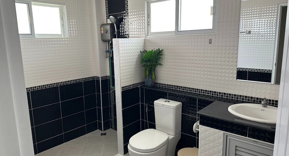 For sale 4 bedrooms house in San Kamphaeng, Chiang Mai