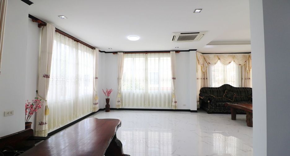 For sale 5 bed house in Mueang Udon Thani, Udon Thani