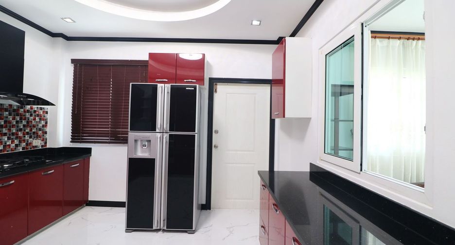 For sale 5 bed house in Mueang Udon Thani, Udon Thani