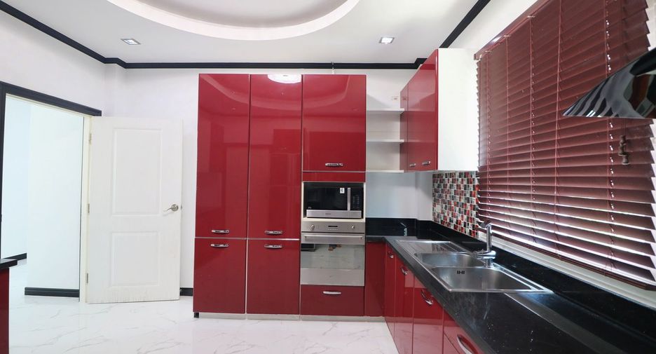 For sale 5 bed house in Mueang Udon Thani, Udon Thani