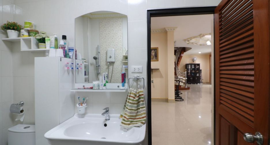 For sale 4 bed house in Mueang Udon Thani, Udon Thani