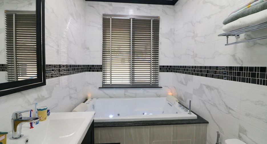 For sale 4 bed house in Mueang Udon Thani, Udon Thani