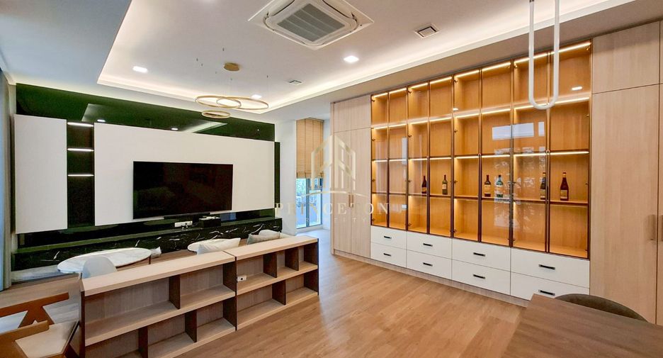 For rent and for sale 4 bedrooms house in Saphan Sung, Bangkok