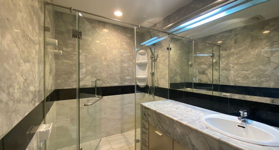 For rent 2 bedrooms condo in Pathum Wan, Bangkok