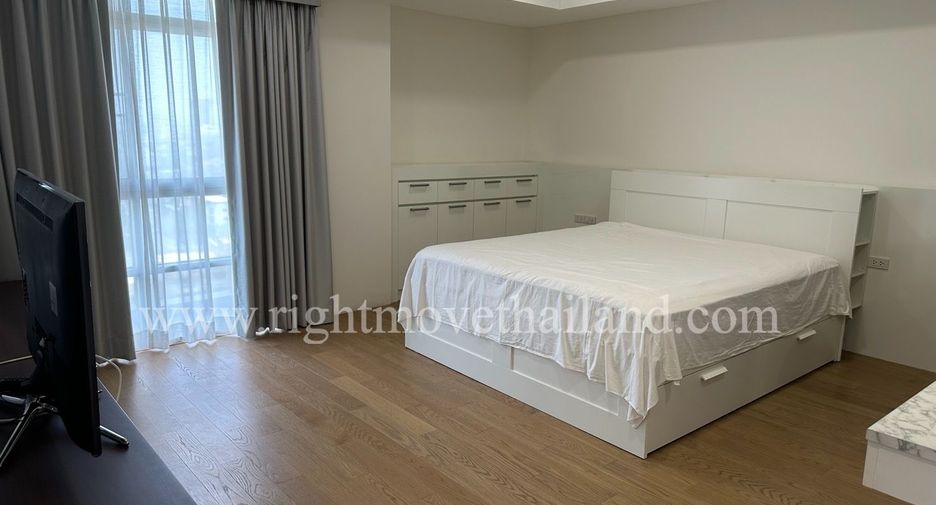 For sale 3 bedrooms condo in Watthana, Bangkok