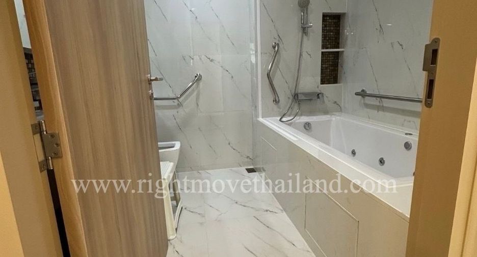 For sale 3 bedrooms condo in Watthana, Bangkok