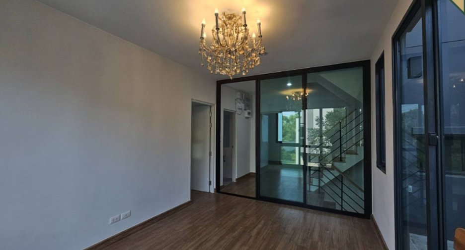 Haus zur Miete und zum Kauf mit 4 Zimmer in Bang Khen, Bangkok