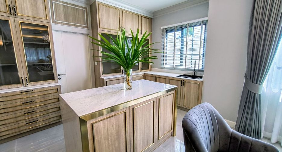 Casa en alquiler de 5 habitaciones en Bang Phli, Samut Prakan