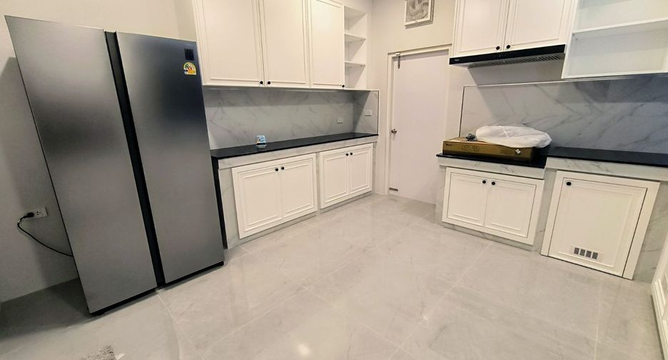 Casa en alquiler de 5 habitaciones en Bang Phli, Samut Prakan