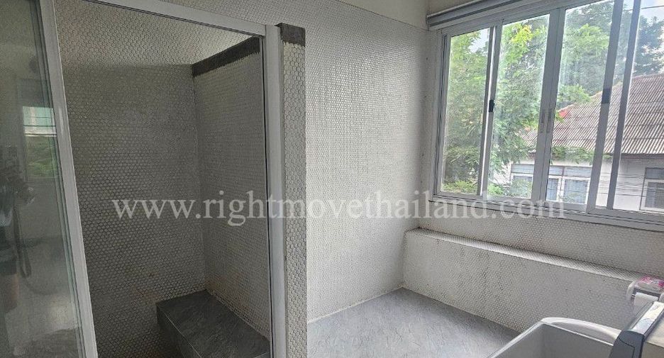 For rent 3 bedrooms retail Space in Phra Khanong, Bangkok