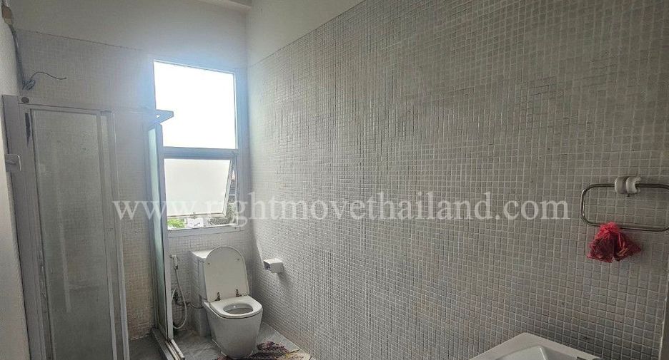 For rent 3 bedrooms retail Space in Phra Khanong, Bangkok