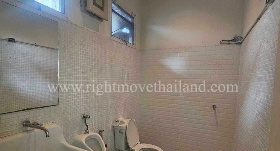 For rent 3 bedrooms retail Space in Phra Khanong, Bangkok