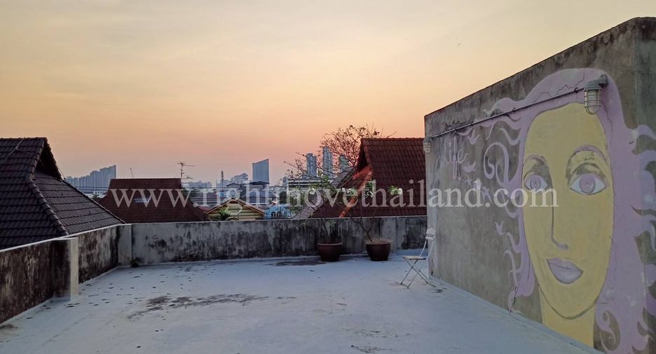 For rent 3 bedrooms retail Space in Phra Khanong, Bangkok