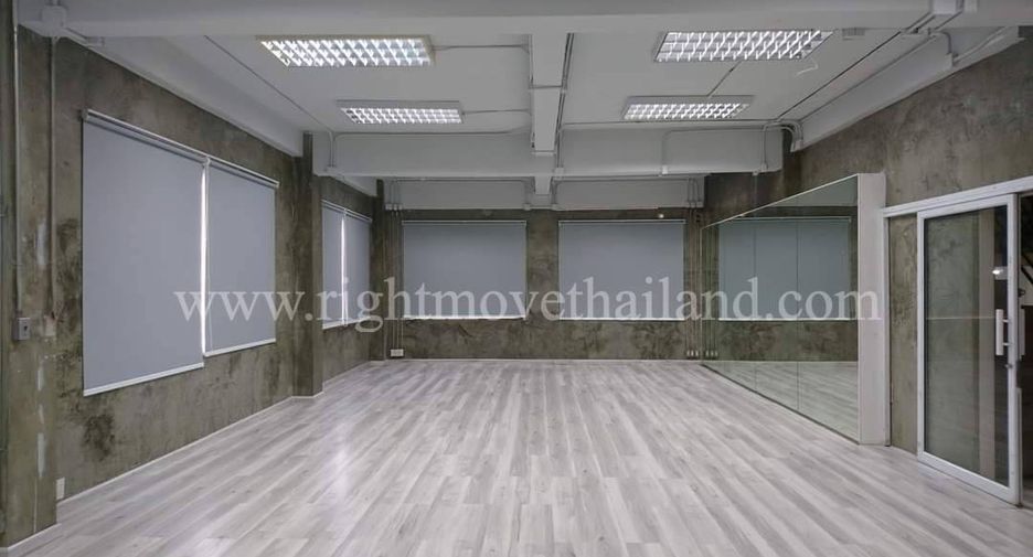 For rent 3 bedrooms retail Space in Phra Khanong, Bangkok
