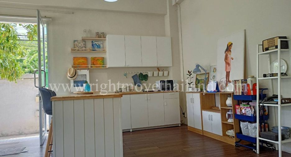 For rent 3 bedrooms retail Space in Phra Khanong, Bangkok
