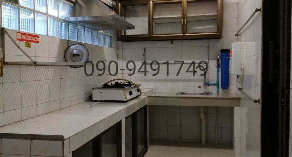 Reihenhaus zur Miete mit 3 Zimmer in Khlong Toei, Bangkok